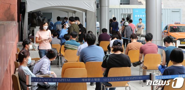 사랑제일교회 예배에 참석했던 연세대 세브란스병원 소속 간호사가 신종 코로나바이러스 감염증(코로나19) 확진 판정을 받아 안과병원이 폐쇄됐다. © News1