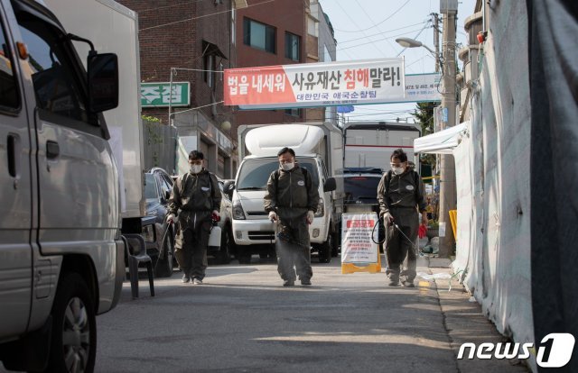 김일영 성북구의회 의장과 새마을지도자협의회 회원들이 17일 오후 서울 성북구 사랑제일교회 인근에서 방역을 하고 있다. 2020.8.17/뉴스1 © News1