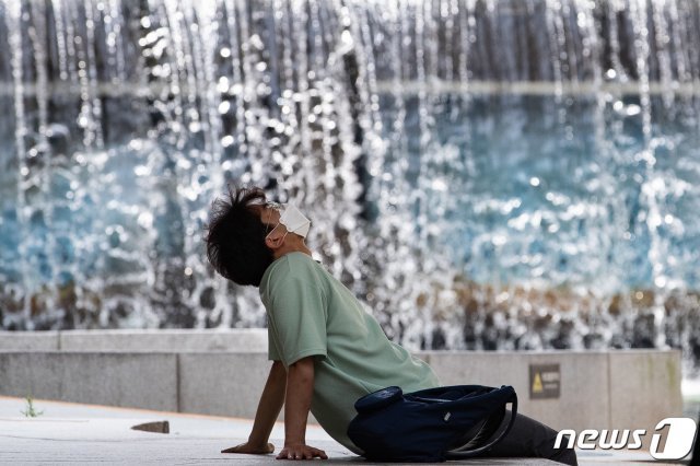 긴 장마가 끝나고 무더위가 기승을 부리고 있는 18일 서울 청계천을 찾은 한 시민이 더위를 식히고 있다. 기상청은 오늘 전국에 폭염특보를 발효하고, 대부분의 지역에서 열대야가 발생할 것으로 예측했다. 또, 우리나라가 북태평양고기압 중심권에 드는 18일과 19일 무더위가 절정에 달할 것으로 내다봤다. 2020.8.18 © News1