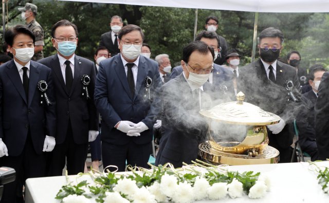 18일 오전 서울 동작구 국립서울현충원에서 열린 고(故) 김대중 전 대통령 서거 11주기 추도식에 참석한 이해찬 더불어민주당 대표와 김태년 원내대표, 김부겸 당 대표 후보 등이 분향하고 있다. 사진=국회사진취재단