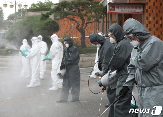 18일 오전 서울 여의도 순복음교회에서 관계자들이 신종 코로나바이러스 감염증(코로나19) 확산을 막기 위해 방역을 하고 있다.  2020.8.18/뉴스1 © News1
