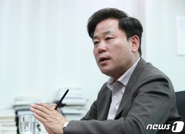송갑석 더불어민주당 의원이 21일 오전 서울 여의도 국회 의원회관에서 뉴스1과 인터뷰를 하고 있다. 2020.5.21/뉴스1 © News1