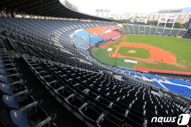 ‘2020 프로야구 신한은행 SOL KBO리그’ kt 위즈와 두산 베어스의 경기가 열리는 16일 서울 송파구 잠실야구장 관객석이 텅 비어있다. 이날부터 신종 코로나바이러스 감염증(코로나19) 집단감염 확산으로 서울과 경기지역에 사회적 거리두기 2단계로 상향조정되면서 이들 지역 프로야구와 축구 등 경기가 다시 무관중으로 진행된다. 2020.8.16 © News1