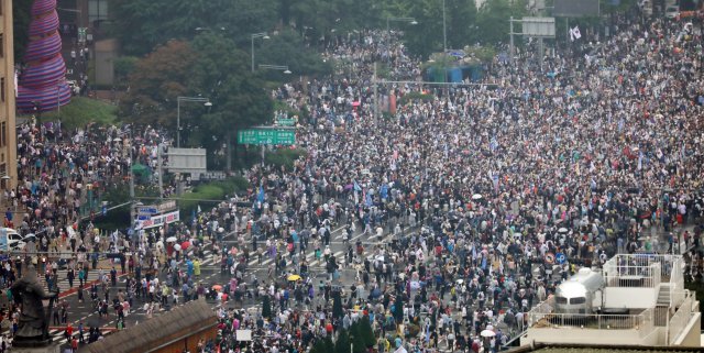 보수단체 회원들이 15일 서울 종로구 광화문 네거리에서 집회를 하고 있다. 사진=뉴스1
