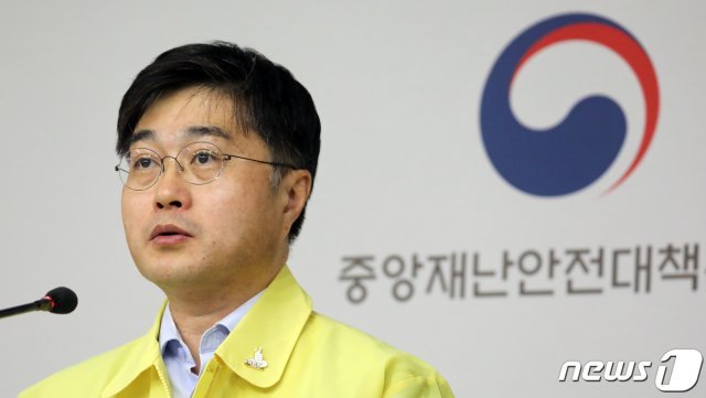 윤태호 중앙사고수습본부 방역총괄반장(보건복지부 공공보건정책관)이 정부세종청사 복지부 브리핑실에서 신종 코로나바이러스 감염증(코로나19) 중앙재난안전대책본부 브리핑을 하고 있다. © News1