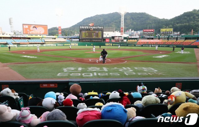 대전 중구 한화생명 이글스파크에서 열린 2020 프로야구 신한은행 SOL KBO리그 경기에 관중석이 인형들로 채워져 있다. © News1