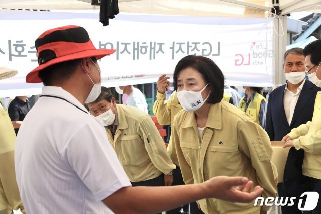 박영선 장관이 전남 구례5일시장을 방문해 소상공인과 대화를 나누고 있다.
