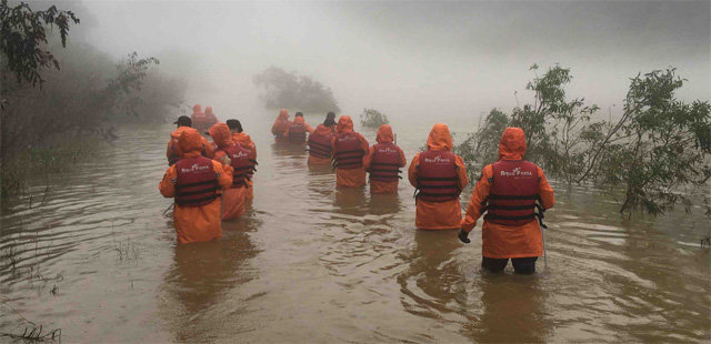 강원 춘천시 의암호 전복사고 실종자를 찾기 위해 수색대원들이 북한강으로 들어가고 있다. 소방과 경찰, 군, 시 공무원 등이 매일 1000명 이상 투입되고 있다. 강원도소방본부 제공