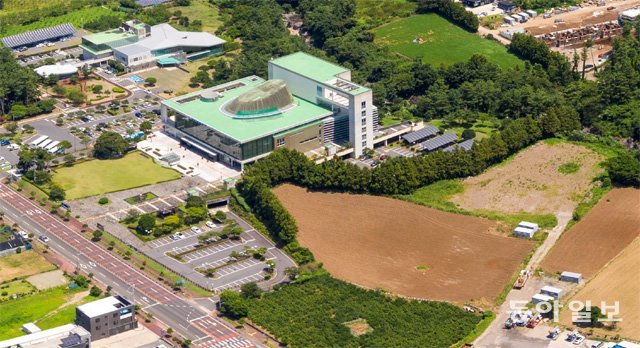 제주시 오라동에 조성된 아트센터와 한라도서관(왼쪽)이 오등봉공원 민간특례사업에 따라 대대적인 리모델링을 거쳐 오페라전용극장과 아트도서관으로 탈바꿈한다. 아트센터 오른쪽 공터에는 세계적인 수준의 콘서트가 가능한 전문 음악당이 신축된다. 임재영 기자 jy788@donga.com