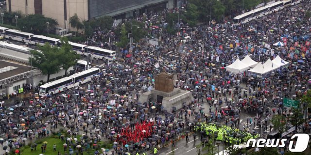 보수단체 회원들이 15일 서울 종로구 광화문광장에서 집회를 하고 있다. 2020.8.15/뉴스1 © News1
