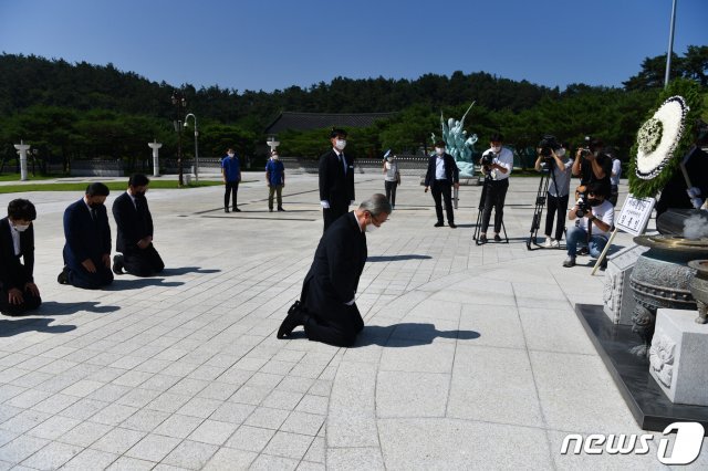 김종인 미래통합당 비상대책위원장이 19일 오전 광주 북구 국립5·18민주묘지에서 무릎 꿇고 참배하고 있다. 2020.8.19/뉴스1 © News1