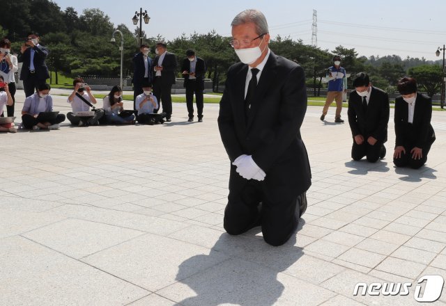김종인 미래통합당 비상대책위원장이 19일 오전 광주 북구 국립5·18민주묘지에서 무릎 꿇고 참배하고 있다. 뉴스1