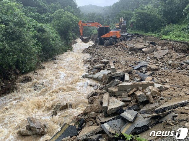 소방대원이 실종된 충북 충주시 산척면 한 도로. © 뉴스1