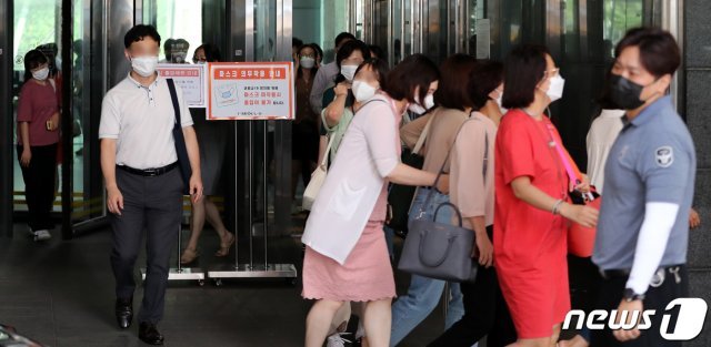 서울시청 직원들이 19일 오후 신종 코로나 바이러스 감염증(코로나19) 확진자가 발생해 전층 폐쇄 조치된 시 청사를 빠져나오고 있다. /뉴스1 © News1