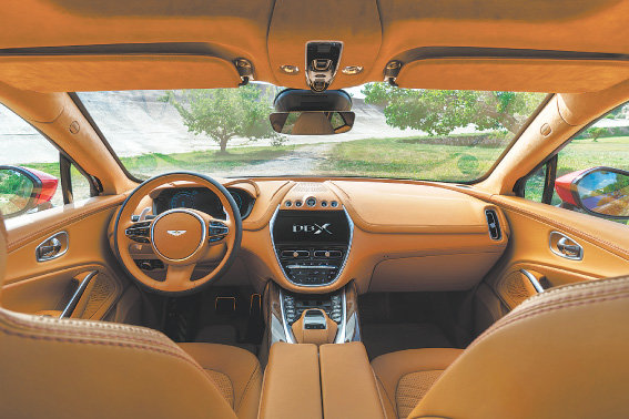 정통 SUV보다는 승용차 분위기에 가까운 실내. 주행 특성도 스포츠카에 가깝다는 평이 있다. Aston Martin Lagonda Limited 제공