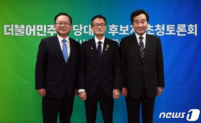더불어민주당 당대표 경선에 출마한 김부겸, 박주민, 이낙연 후보(왼쪽부터)가 18일 오후 서울 양천구 CBS사옥에서 CBS 라디오 ‘시사자키 정관용입니다’ 에 출연, 방송토론회 전 포즈를 취하고 있다. 2020.8.18 © News1