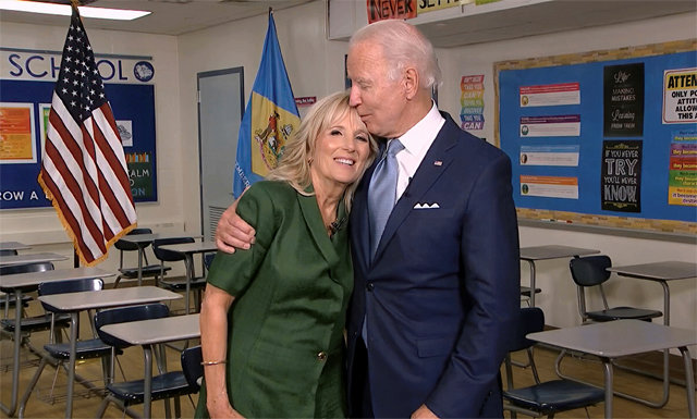 코로나 현실 상징하듯 텅 빈 교실서 연설 미국 민주당 전당대회 이틀째인 18일 델라웨어주 브랜디와인 고등학교에서 민주당 대선 후보 조 바이든 전 부통령이 부인
질 여사의 지지 연설 직후 포옹하고 있다. 교사 출신의 질 여사는 이 학교에서 오랫동안 근무했다. 윌밍턴=AP 뉴시스