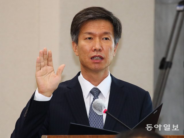 김대지 국세청장 후보자가 19일 국회 기획재정위원회에서 열린 인사청문회에 참석해 선서하고 있다. 김동주 기자 zoo@donga.com