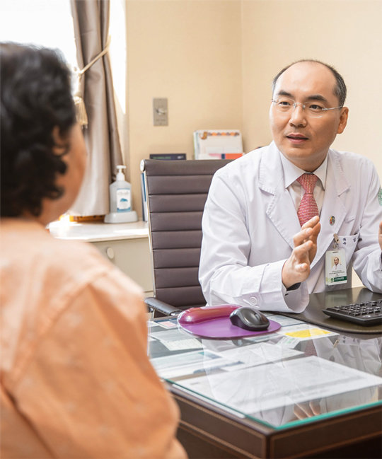 임우성 이대여성암병원 유방암센터장이 환자에게 유방암 최소침습수술인 유륜 절개 수술법에 대해 설명하고 있다. 이대목동병원 제공