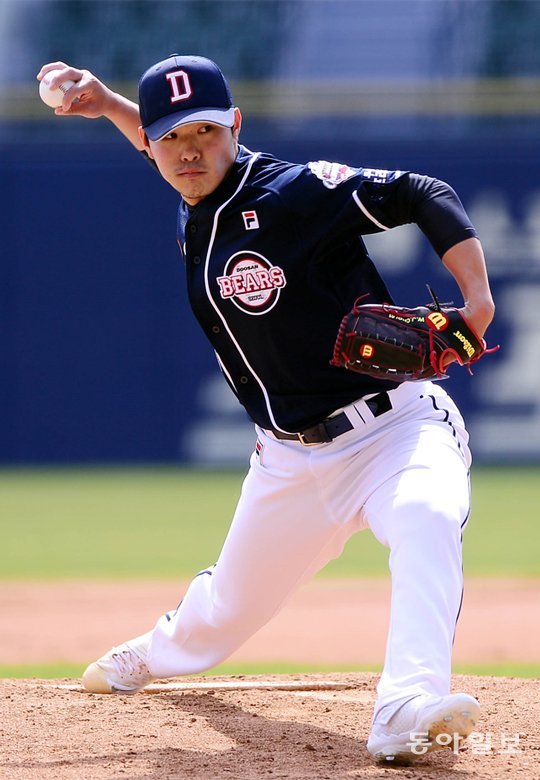 18일 롯데전에서 프로 데뷔 후 첫 퀄리티 스타트를 기록한 두산 최원준. 프로 지명 후 2번의 암 수술을 이겨낸 그는 지난달 18일 고정 선발로 기회를 얻은 뒤 상승세를 타고 있다. 동아일보DB