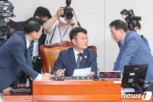 지난 3일 오후 서울 여의도 국회에서 열린 외교통일위원회 전체회의를 주재하고 있는 송영길 위원장. ⓒ News1