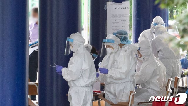 신종 코로나바이러스 감염증(코로나19) 검체 검사 중인 의료진. /뉴스1 DB