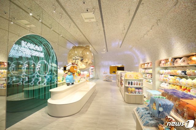 대만 타이베이에 있는 카카오프렌즈 정규 매장(카카오IX 제공)© 뉴스1