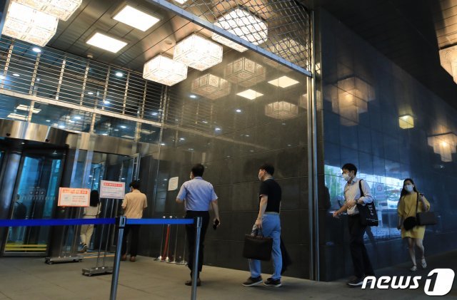 20일 오전 서울 중구 시청 신청사 건물로 직원들이 출근하고 있다. 2020.8.20/뉴스1 © News1