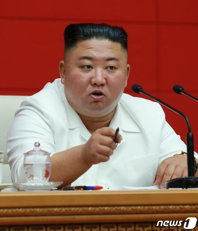 김정은 북한 국무위원장이 19일 노동당 중앙위원회 제7기 제6차 전원회의를 주재했다고 당 기관지 노동신문이 20일 밝혔다. 김 위원장은 내년 1월 제8차 당 대회 소집을 제의하고 새로운 국가경제발전 5개년 계획을 제시하게 될 것이라고 언급했다. (평양 노동신문=뉴스1)