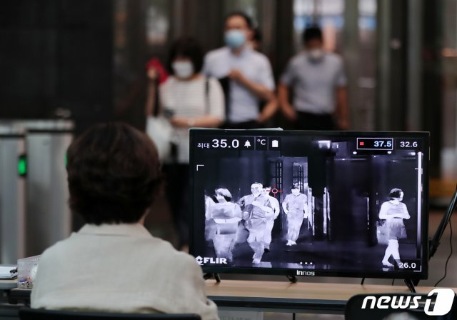 20일 오전 서울 중구 시청 신청사 건물로 직원들이 출근하고 있다. 전날 시청 직원 가운데 신종 코로나바이러스 감염증(코로나19) 확진자가 발생하면서 서울시는 신청사 건물 전체를 폐쇄하고 방역작업을 실시헸다. 2020.8.20 © News1