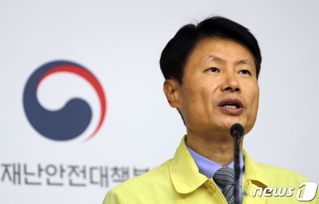 김강립 보건복지부 차관이 정부세종청사 보건복지부 브리핑실에서 코로나19 중대본 브리핑을 하고 있다. /뉴스1 © News1