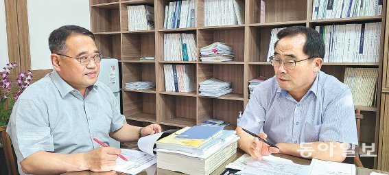 대전시의회 민태권 의원(부의장·왼쪽)과 조성칠 의원(부의장)이 19일 코로나19로 어려움을 겪고 있는 지역문화예술 및 관광업계 지원 방안에 대해 논의하고 있다. 이기진 기자  doyoce@donga.com