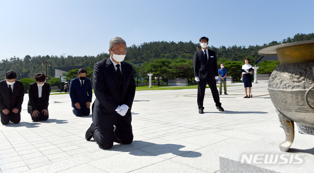 김종인 미래통합당 비상대책위원장이 19일 오전 광주 북구 국립5·18민주묘지에서 무릎 꿇고 참배하고 있다. 뉴시스