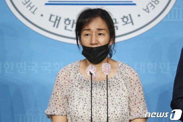 20일 오전 서울 여의도 국회 소통관에서 열린 ‘故 고유민 선수 사망 의혹 관련 진실 규명 촉구 기자회견’에서 고유민 선수의 어머니가 발언하고 있다.  2020.8.20/뉴스1 © News1