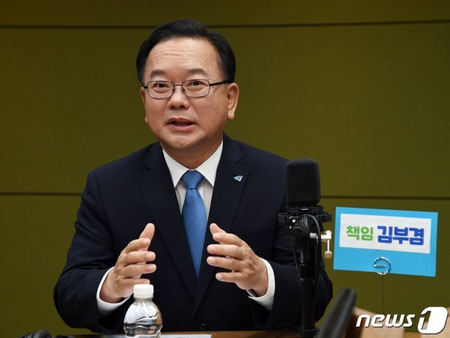 더불어민주당 당대표 경선에 출마한 김부겸 후보가  지난 18일 오후 서울 양천구 CBS사옥에서 CBS 라디오 ‘시사자키 정관용입니다’에 출연해 박주민, 이낙연 후보와 토론하고 있다. 2020.8.18/뉴스1 © News1 국회사진취재단