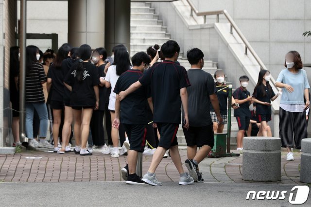 신종코로나바이러스(코로나19) 확진자가 큰 폭으로 늘어나고 있는 가운데 20일 오전 서울 송파구 문현고등학교에서 학생들이 검사를 기다리고 있다. © News1