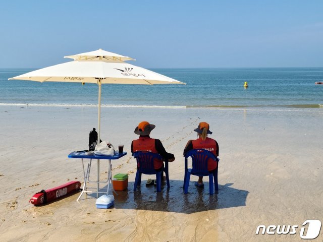 충남 보령시 대천해수욕장 내 배치된 안전요원들이 해변에서 대기하고 있다.© 뉴스1