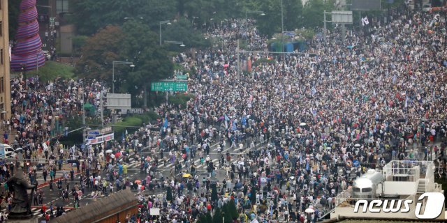 보수단체 회원들이 15일 서울 종로구 광화문 네거리에서 집회를 하고 있다. 2020.8.15/뉴스1 © News1