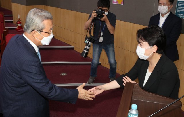 김종인 미래통합당 비상대책위원장이 20일 오후 서울 여의도 국회 의원회관에서 열린 혁신아젠다포럼에서 윤희숙 경제혁신위원장과 인사를 나누고 있다. 사진=뉴스1