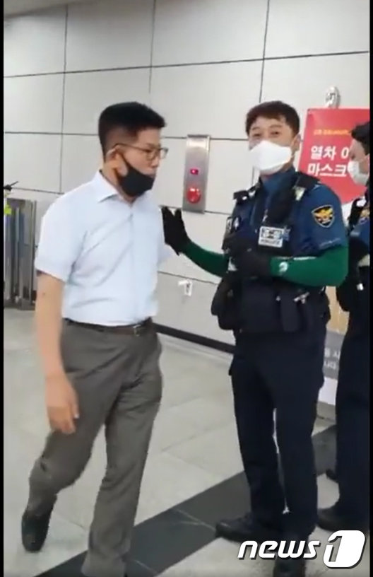 최근 서울 사랑제일교회 및 광복절 집회 발 신종코로나바이러스감염증(코로나19) 확진자가 대거 발생하고 있는 가운데 지난 17일 김문수 전 경기도지사가 국회의사당역 승강장에서 예배 참석자인 동행인 A씨에 대해 경찰이 보건소 강제 연행 조치를 하던 중, 옆에 있던 김문수 전 지사와 실랑이를 벌였다. 당시 김문수 전 지사와 A씨 등 일행은 유튜브 채널 ‘김문수TV’ 촬영을 마치고 귀가하던 중이었다. 사진은 김문수 전 경기도지사와 경찰이 서울 국회의사당역 승강장에서 대화를 나누고 있는 모습. (김문수 전 경기도지사 페이스북)2020.8.19/뉴스1