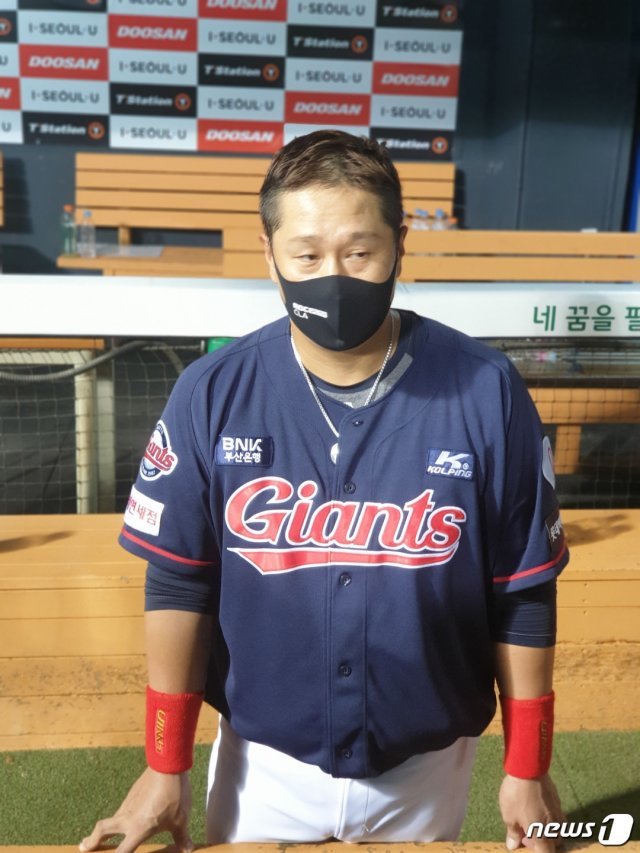 롯데 자이언츠 이대호가 20일 서울 잠실구장에서 열린 2020 신한은행 SOL KBO리그 두산 베어스와 시즌 13차전에서 역전 결승타로 팀 승리를 이끌었다. © 뉴스1