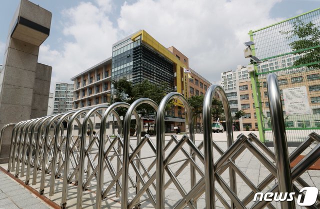 지난 18일 사랑제일교회 소재지인 서울 성북구 한 초등학교가 이날로 예정됐던 개학을 미루고 원격수업으로 전환해 교문이 닫혀 있다./뉴스1 © News1