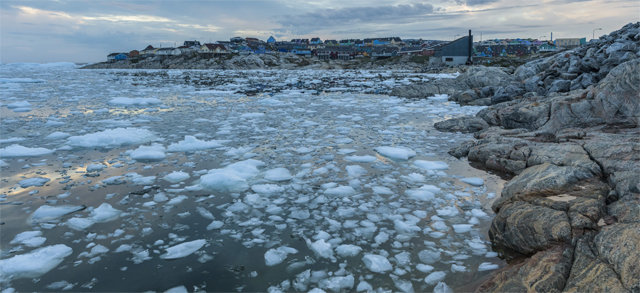 그린란드 서쪽 디스코만에서 바라본 바다 위에 녹은 얼음이 둥둥 떠 있다. 여러 연구에 따르면 그린란드의 대륙 빙하는 기후변화의 영향으로 빠른 속도로 녹아 줄어들고 있고, 지난해에 빙하 감소 폭이 역대 가장 컸던 것으로 나타났다. 해빙(바다얼음) 역시 2050년 전후로 완전히 사라질 가능성이 높은 것으로 추정되고 있다. 사진 출처 게티이미지코리아