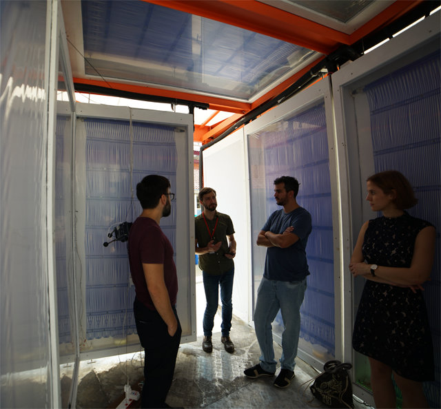 연구팀이 개발한 냉방 튜브 시설에서 복사 냉방을 체험하고 있다. 냉방 튜브는 내부 공간이 외부로 열려 있어도 냉방이 가능하다. 취리히연방공대 싱가포르분원 제공