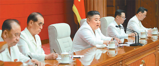 김정은 북한 국무위원장(가운데)이 19일 노동당 중앙위원회 제7기 제6차 전원회의를 주재했다고 노동신문이 20일 보도했다. 북한은 내년 1월 8차 당대회에서 경제 문제 해결을 위한 새로운 국가경제발전 5개년 계획을 제시할 것이라고 전했다. 사진 출처 노동신문