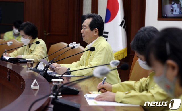 정세균 국무총리가 21일 오전 서울 종로구 정부서울청사에서 열린 신종 코로나바이러스 감염증(코로나19) 대응 중앙재난안전대책본부 회의에서 모두발언을 하고 있다. 2020.8.21/뉴스1 © News1