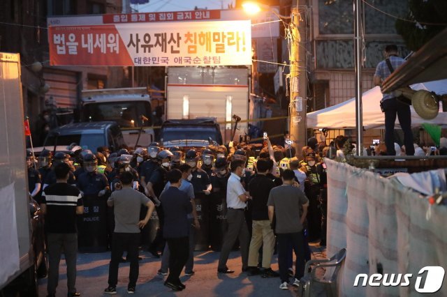 20일 오후 방역당국이 역학조사에 들어간 서울 성북구 사랑제일교회 앞에서 교회측 관계자들과 경찰들이 대치하고 있다. 2020.8.20/뉴스1 © News1