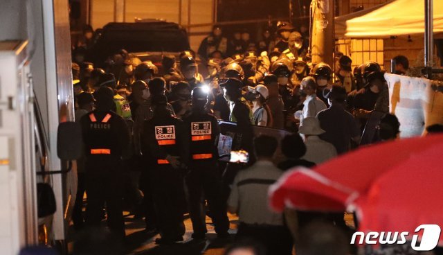 방호복을 입은 경찰들이 20일 오후 역학조사에 들어간 서울 성북구 사랑제일교회로 진입하고 있다. 2020.8.20/뉴스1 © News1