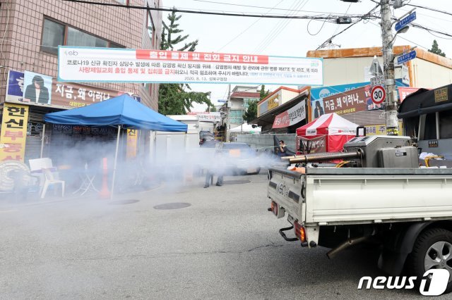 20일 오전 서울 성북구 사랑제일교회 인근에서 방역 차량이 방역작업을 하고 있다./뉴스1 © News1