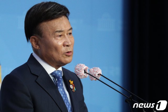 김원웅 광복회 회장이 20일 오후 서울 여의도 국회에서 열린 ‘에키타이 안(안익태) 만주국 건국 10주년 음악회 영상 공개’ 기자회견에서 발언하고 있다.  © News1